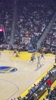 实在太夸张了！文班一个跳步飞起来直接左手单臂暴扣！