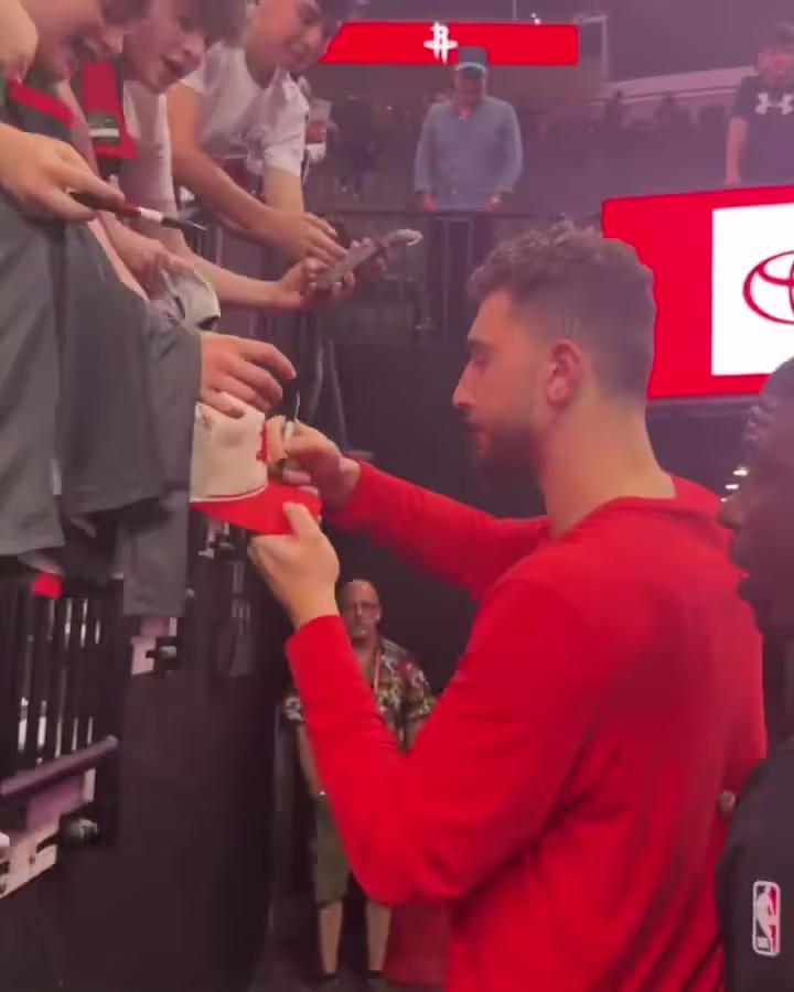 宠粉！今天表现不错的申京赛后为球迷们签名&合影📷